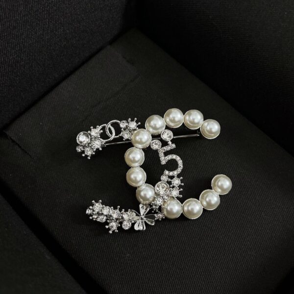 replica,repliche,fake,1:1,earrings,bracelet,ring,jewelry Spilla floreale di perle Chanel (14D1)