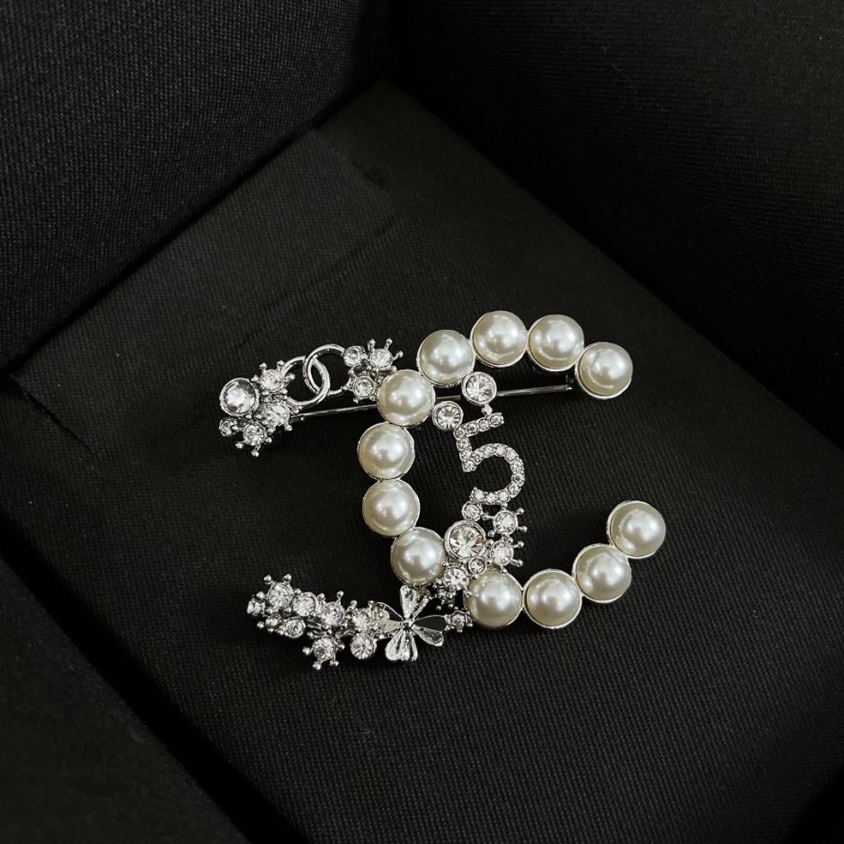 replica,repliche,fake,1:1,earrings,bracelet,ring,jewelry Spilla floreale di perle Chanel (14D1) replica,repliche,fake,1:1,earrings,bracelet,ring,jewelry Spilla floreale di perle Chanel (14D1)