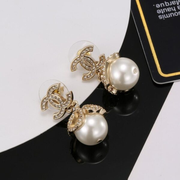 Orecchini a bottone con perle classiche doppia C Chanel (91C6)