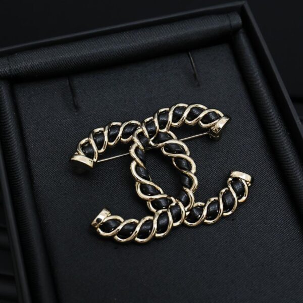 replica,repliche,fake,1:1,earrings,bracelet,ring,jewelry Spilla Chanel in pelle oro nero 24K spilla in pelle vintage (4348)