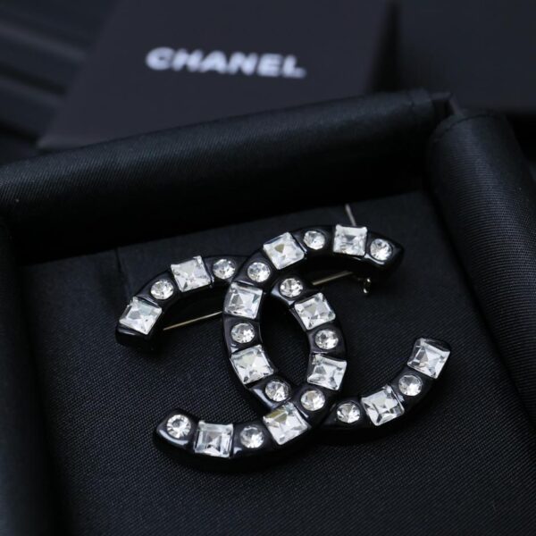 replica,repliche,fake,1:1,earrings,bracelet,ring,jewelry Spilla Chanel doppia C con diamanti acrilici (F081)