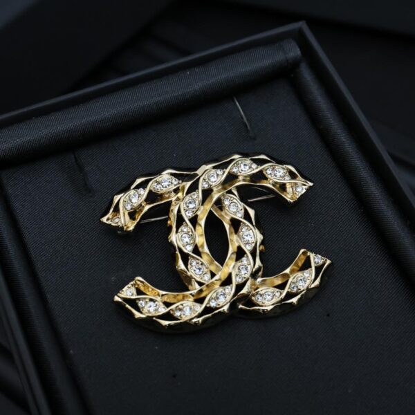 replica,repliche,fake,1:1,earrings,bracelet,ring,jewelry Spilla Chanel con motivo a doppia onda cava cava (C73E)