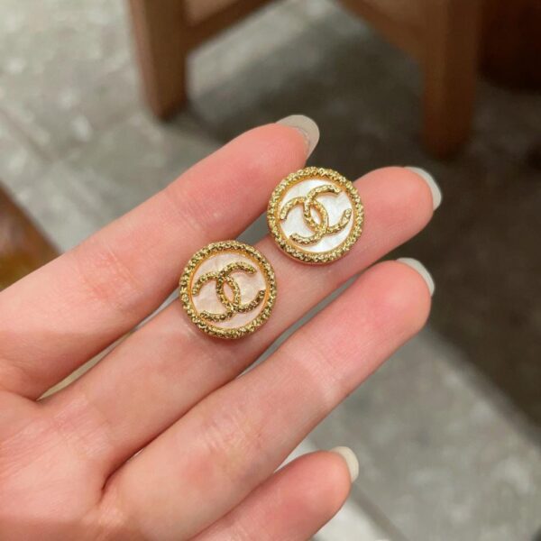 Orecchini doppia C Chanel di seconda mano (2650)