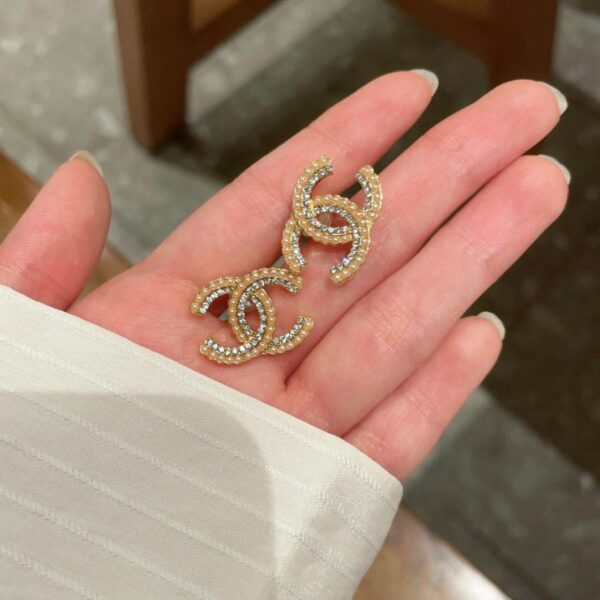 Orecchini doppia C Chanel di seconda mano (3758)