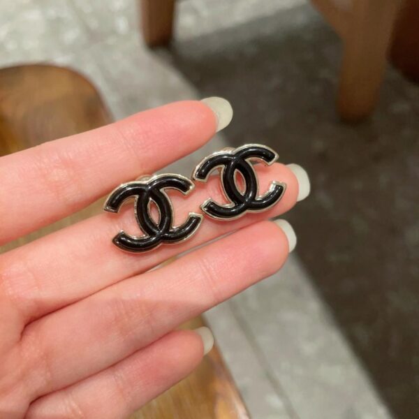 Orecchini doppia C Chanel di seconda mano (A9A9)
