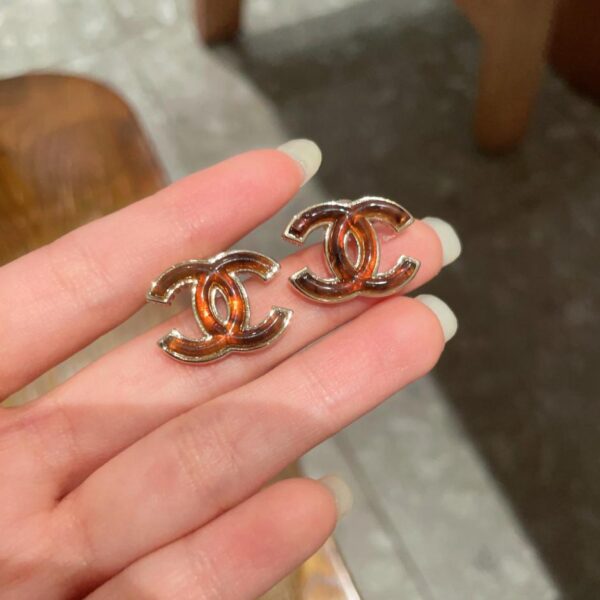 Orecchini doppia C Chanel di seconda mano (C0FA)