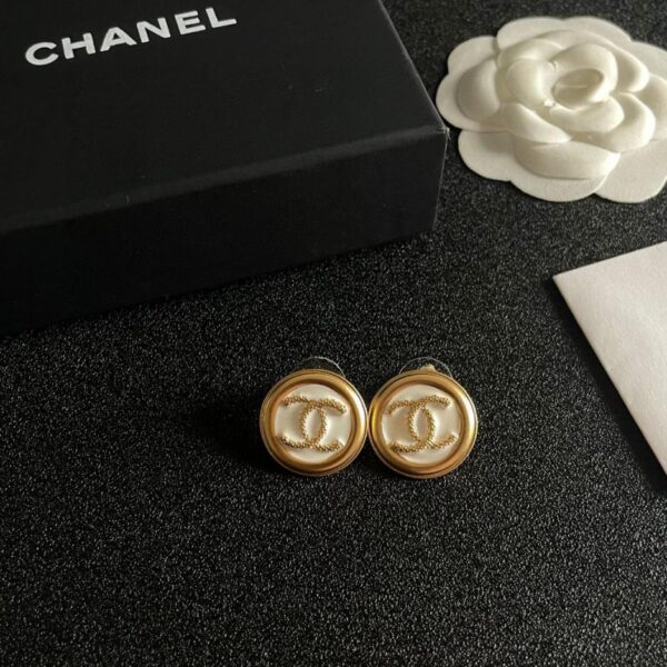 Orecchini doppia C Chanel di seconda mano (F52E)