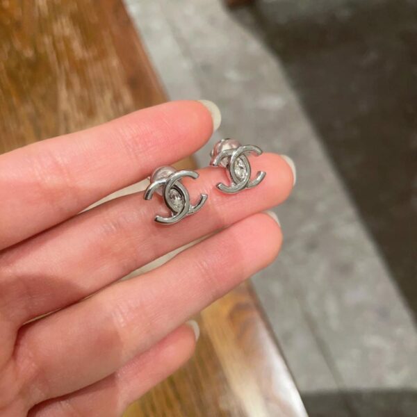 replica,repliche,fake,1:1,earrings,bracelet,ring,jewelry Orecchini doppia C Chanel di seconda mano (57BD)