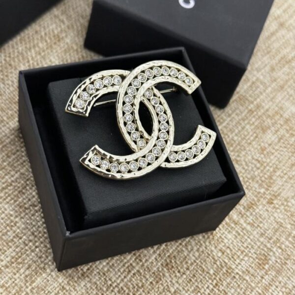 replica,repliche,fake,1:1,earrings,bracelet,ring,jewelry Ultima spilla Chanel vuota con diamanti bianchi (AC12)
