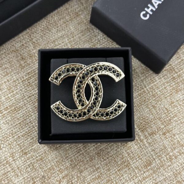 replica,repliche,fake,1:1,earrings,bracelet,ring,jewelry Chanel ultima spilla cc cava con diamante nero (F678)