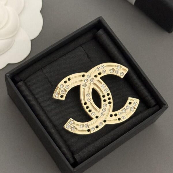 replica,repliche,fake,1:1,earrings,bracelet,ring,jewelry Spilla Chanel con diamanti cavi nuova cc (DC5E)