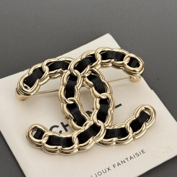replica,repliche,fake,1:1,earrings,bracelet,ring,jewelry Chanel nuova spilla cc in pelle nera (94E9)