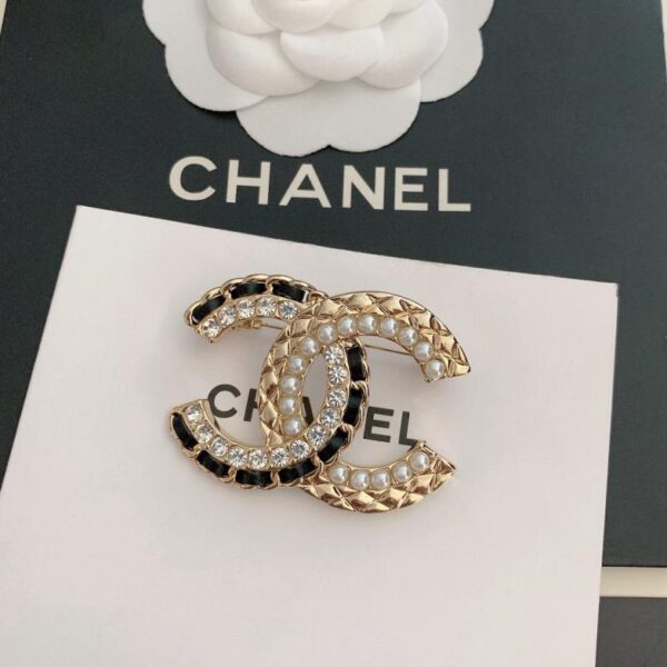 replica,repliche,fake,1:1,earrings,bracelet,ring,jewelry Chanel nuova spilla cc con perle in pelle nera (2F3D)
