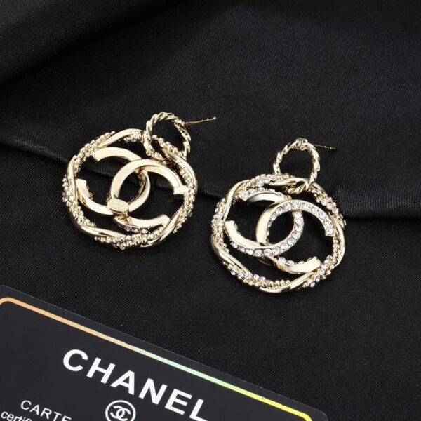 Disponibili in contemporanea ai banchi i nuovi orecchini di Chanel, orecchini a cerchio doppia C (69AB)