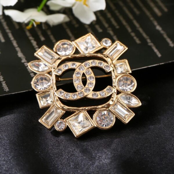 replica,repliche,fake,1:1,earrings,bracelet,ring,jewelry Spilla Chanel con doppia C di diamanti serie autunno e inverno (DF41)