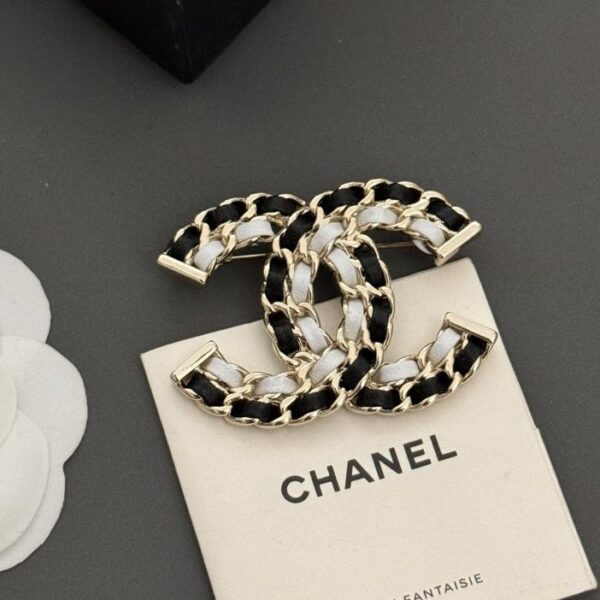 replica,repliche,fake,1:1,earrings,bracelet,ring,jewelry Chanel nuova spilla in pelle bianca e nera (F22F)