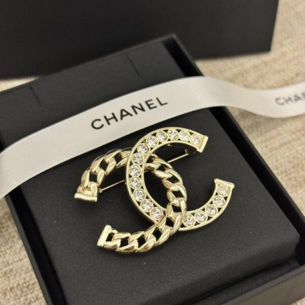replica,repliche,fake,1:1,earrings,bracelet,ring,jewelry Spilla di diamanti Chanel nuova cc (A170)