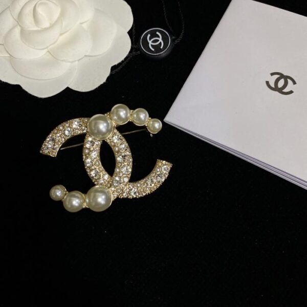 replica,repliche,fake,1:1,earrings,bracelet,ring,jewelry Chanel nuova spilla CC con perle intarsiate 5A diamanti (D8BB)