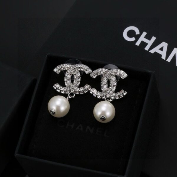 Orecchini Chanel classici con perle di strass doppia C (0FE7)