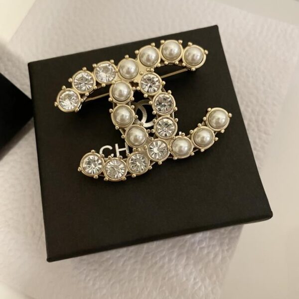 replica,repliche,fake,1:1,earrings,bracelet,ring,jewelry Spilla CC Chanel con perle e mezzo diamante (0CA6)