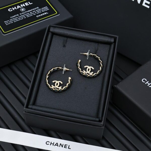 Orecchini a cerchio a C in pelle nera oro Chanel (1F00)