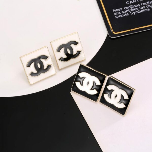 Orecchini a bottone quadrati Chanel (A825)