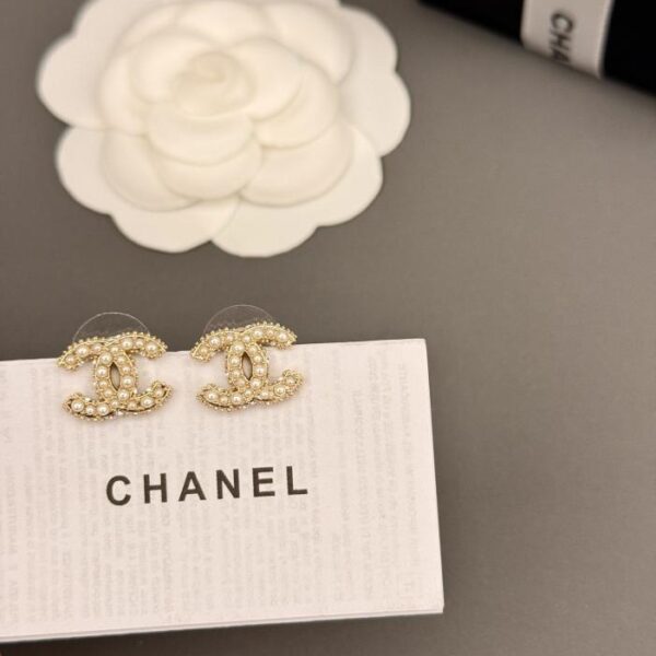 Orecchini a bottone con perline Chanel doppia dimensione C (A5CA)