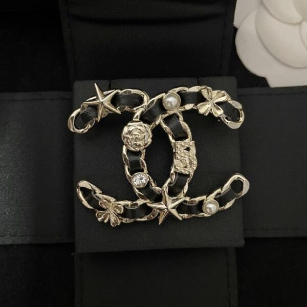 replica,repliche,fake,1:1,earrings,bracelet,ring,jewelry Spilla Chanel 5A CC con diamanti e perle (CA59)