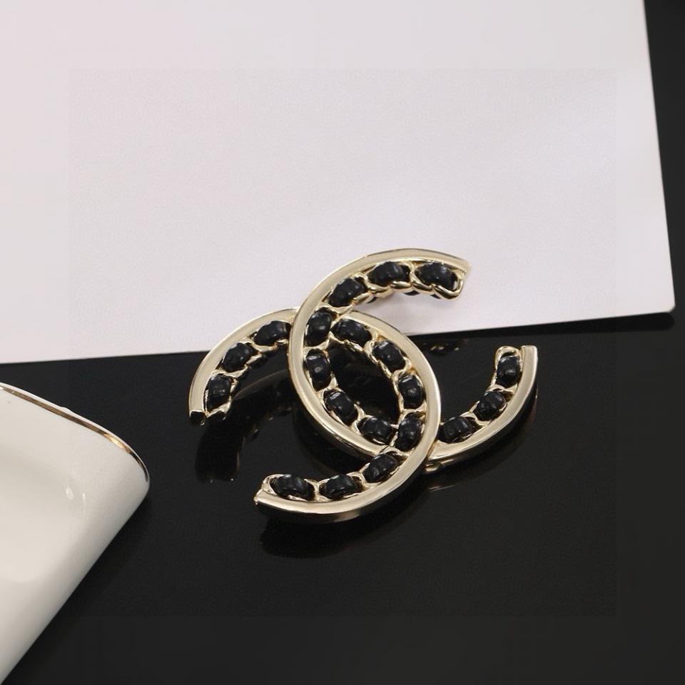 replica,repliche,fake,1:1,earrings,bracelet,ring,jewelry Chanel nuovo lancio Spilla in pelle nera Doppia C (DE44) replica,repliche,fake,1:1,earrings,bracelet,ring,jewelry Chanel nuovo lancio Spilla in pelle nera Doppia C (DE44)