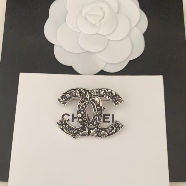 replica,repliche,fake,1:1,earrings,bracelet,ring,jewelry Chanel ultima spilla antica in argento cc (2226)