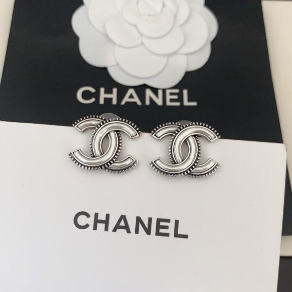 Ultimi orecchini a bottone Chanel con perle d'argento antiche cc (18F4)