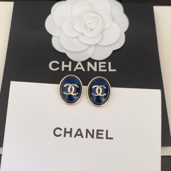 Gli ultimi orecchini a bottone blu ovali di Chanel (11E2)
