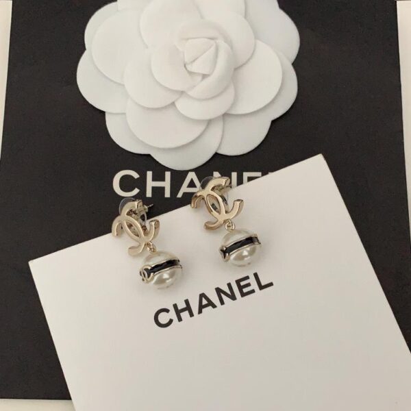 Chanel ultimo gancio per l'orecchio con perla (35C8)