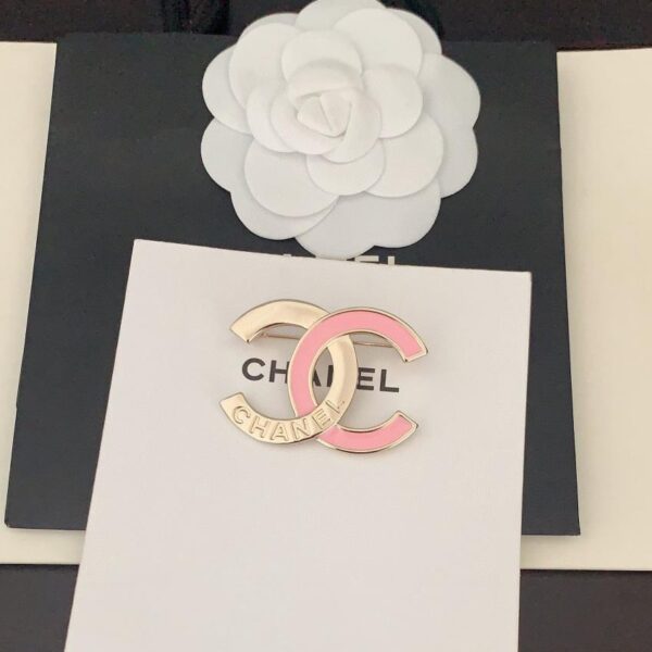 replica,repliche,fake,1:1,earrings,bracelet,ring,jewelry Ultima spilla Chanel rosa con lettera cc (E695)