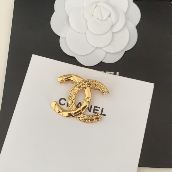 replica,repliche,fake,1:1,earrings,bracelet,ring,jewelry Chanel ultima spilla cc in oro (4156)