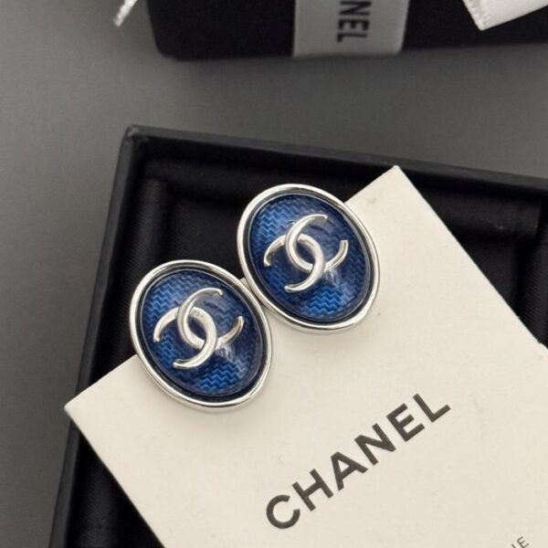 Ultimi orecchini Chanel ovali blu con bordo argentato (5B8A)