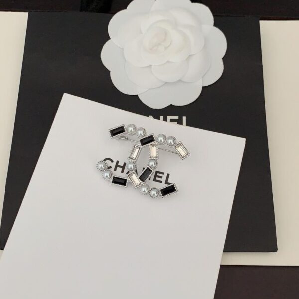 replica,repliche,fake,1:1,earrings,bracelet,ring,jewelry Chanel ultima spilla cc con perle di diamanti bianchi e neri (CB48)