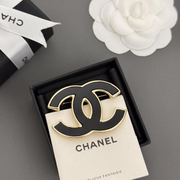 replica,repliche,fake,1:1,earrings,bracelet,ring,jewelry Ultima spilla cc nera di Chanel (DCC1)