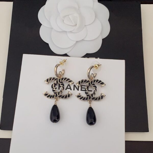 Chanel ultimi ganci per orecchie in pelle nera con perle (0952)