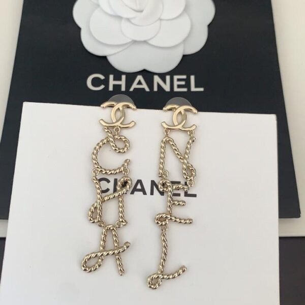 Gli ultimi orecchini a sei lettere in oro chiaro di Chanel (D4A7)