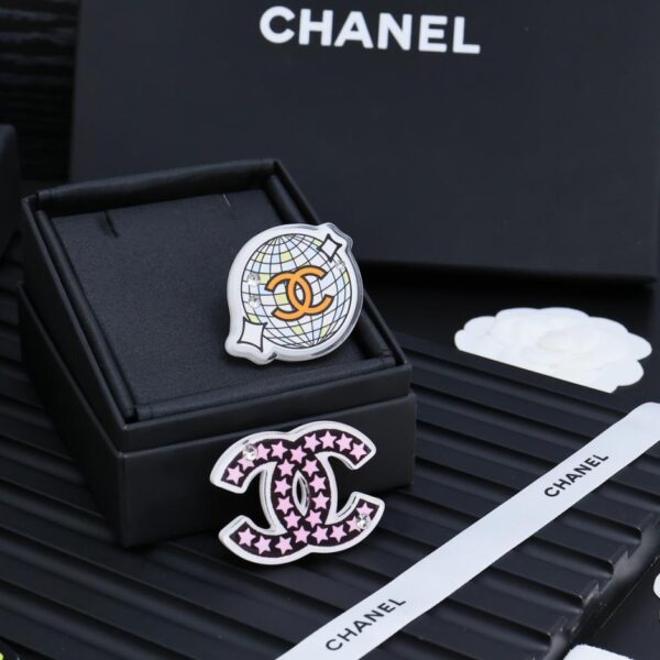 replica,repliche,fake,1:1,earrings,bracelet,ring,jewelry Spilla a fumetti in acrilico con graffiti dipinti Chanel (A917)
