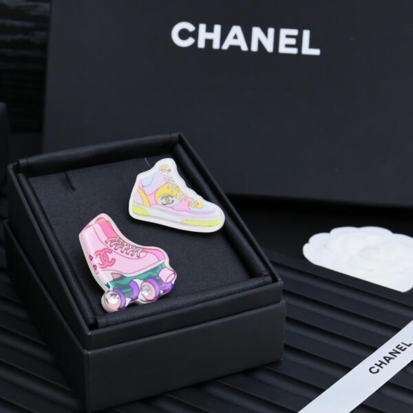 replica,repliche,fake,1:1,earrings,bracelet,ring,jewelry Spilla a fumetti in acrilico con graffiti dipinti Chanel (0A70)
