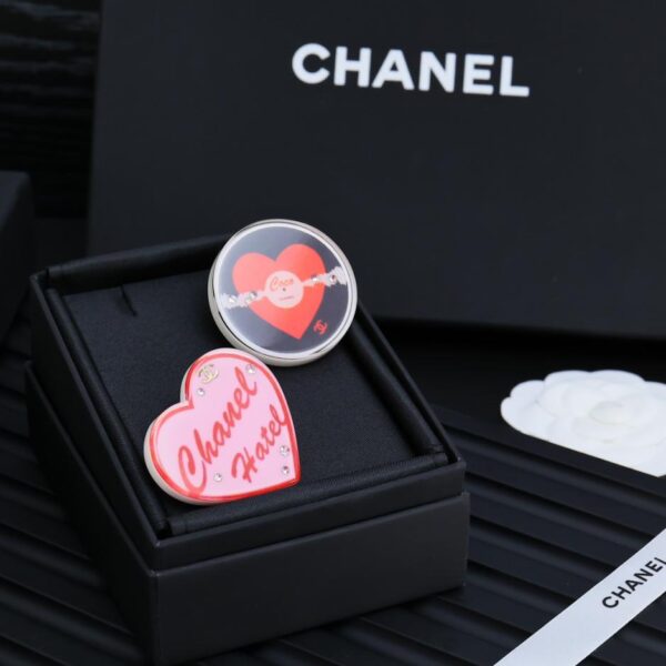 replica,repliche,fake,1:1,earrings,bracelet,ring,jewelry Spilla a fumetti in acrilico con graffiti dipinti Chanel (E4B2)
