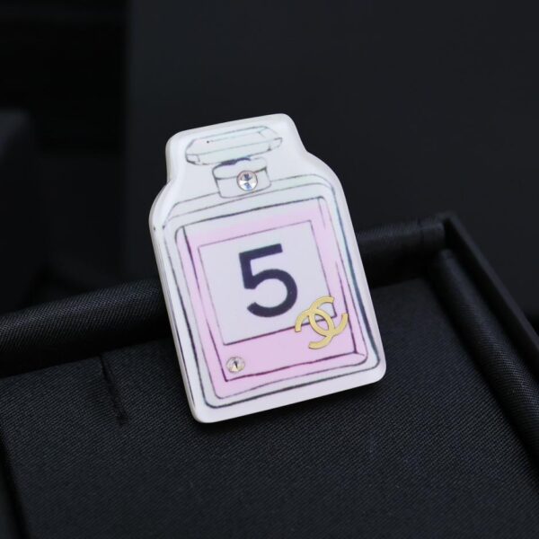 replica,repliche,fake,1:1,earrings,bracelet,ring,jewelry Spilla a fumetti in acrilico con graffiti dipinti Chanel (80EA)