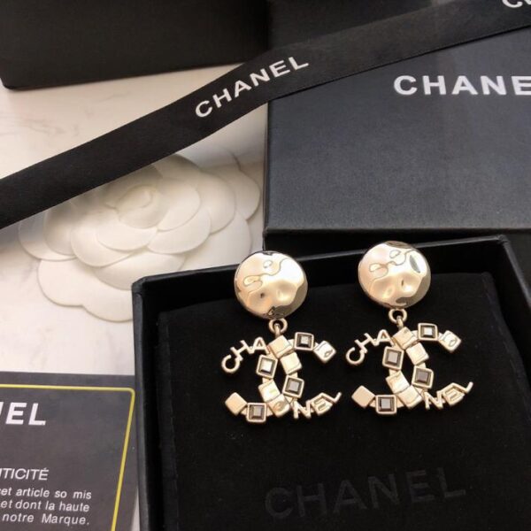 Orecchini pendenti Chanel con punto lettera e diamanti quadrati doppia c (4117)