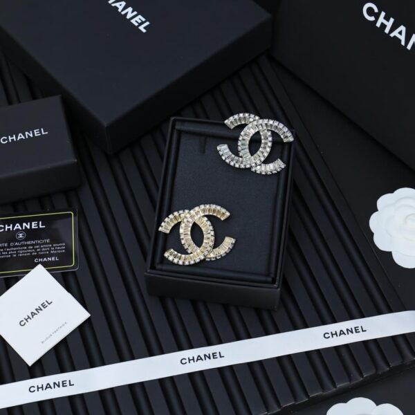 replica,repliche,fake,1:1,earrings,bracelet,ring,jewelry Spilla Chanel grande doppia C con zolletta di zucchero piena di diamanti (48C3)