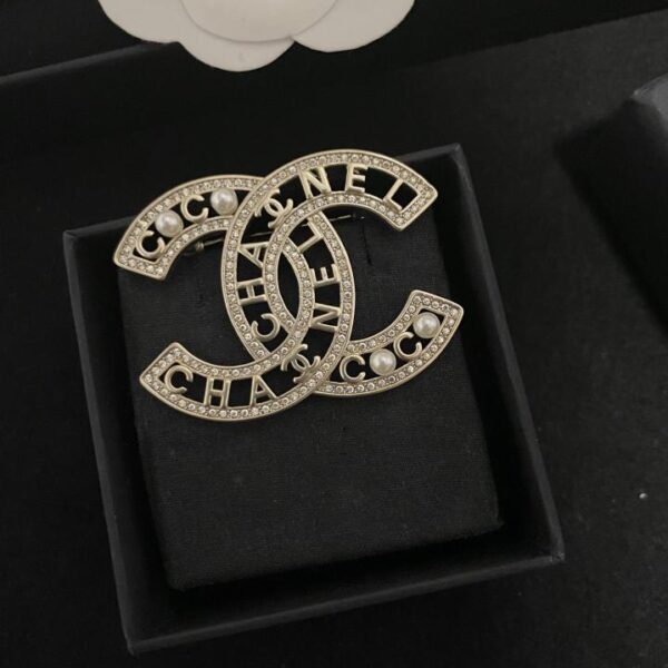 replica,repliche,fake,1:1,earrings,bracelet,ring,jewelry Spilla Chanel con set cavo 5A, diamanti e perle CC (3419)