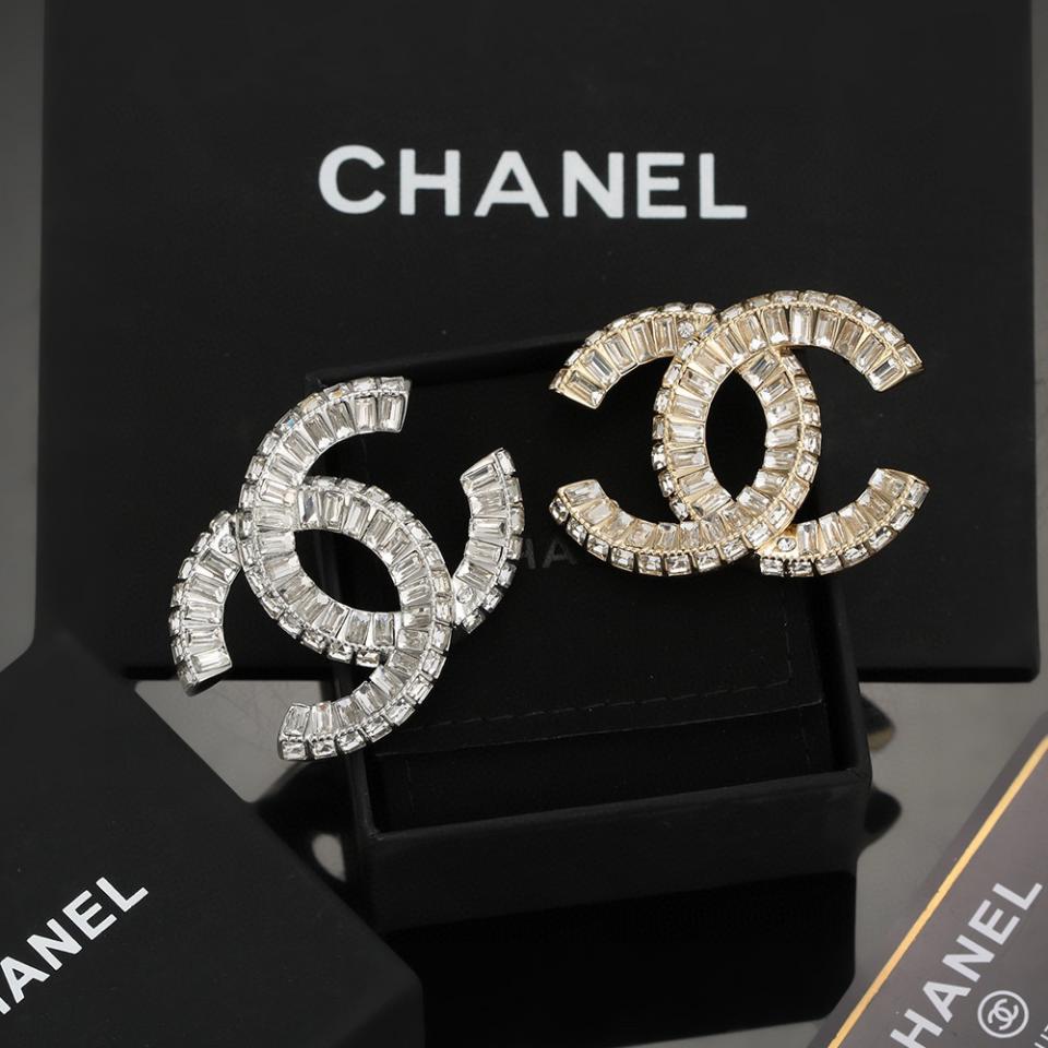 replica,repliche,fake,1:1,earrings,bracelet,ring,jewelry La famosa spilla con diamanti quadrati di Chanel (BDFD) replica,repliche,fake,1:1,earrings,bracelet,ring,jewelry La famosa spilla con diamanti quadrati di Chanel (BDFD)