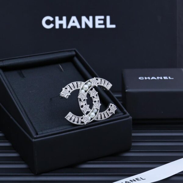 replica,repliche,fake,1:1,earrings,bracelet,ring,jewelry Spilla Chanel con perle e stelle strass (CD90)