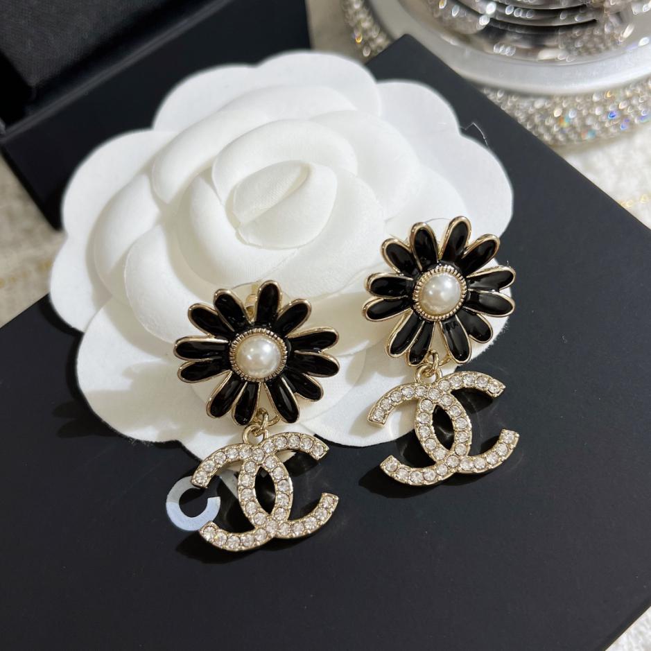 replica,repliche,fake,1:1,earrings,bracelet,ring,jewelry Orecchini a bottone Chanel smaltati con margherita (6C68) replica,repliche,fake,1:1,earrings,bracelet,ring,jewelry Orecchini a bottone Chanel smaltati con margherita (6C68)